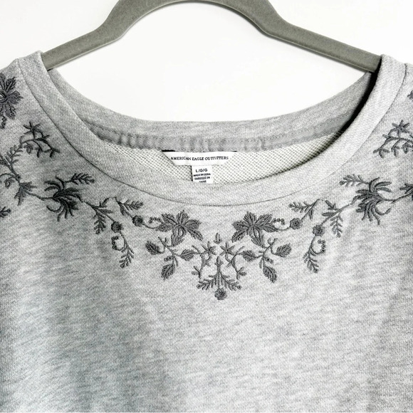 American Eagle Outfitters Sweatshirt Embroidered  Flowers Gray Size Large - Picture 3 of 8